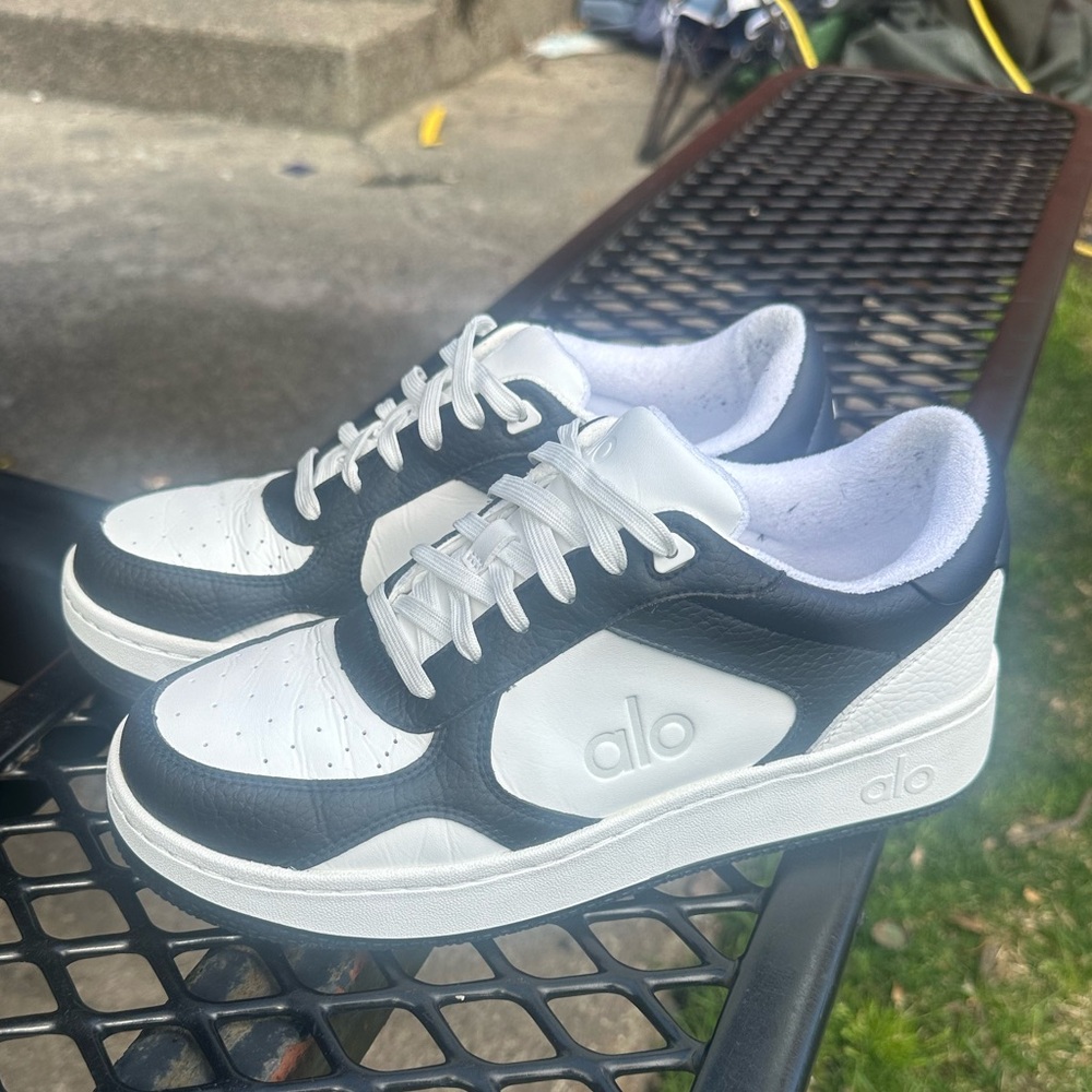 Alo yoga recovery sneaker black and white